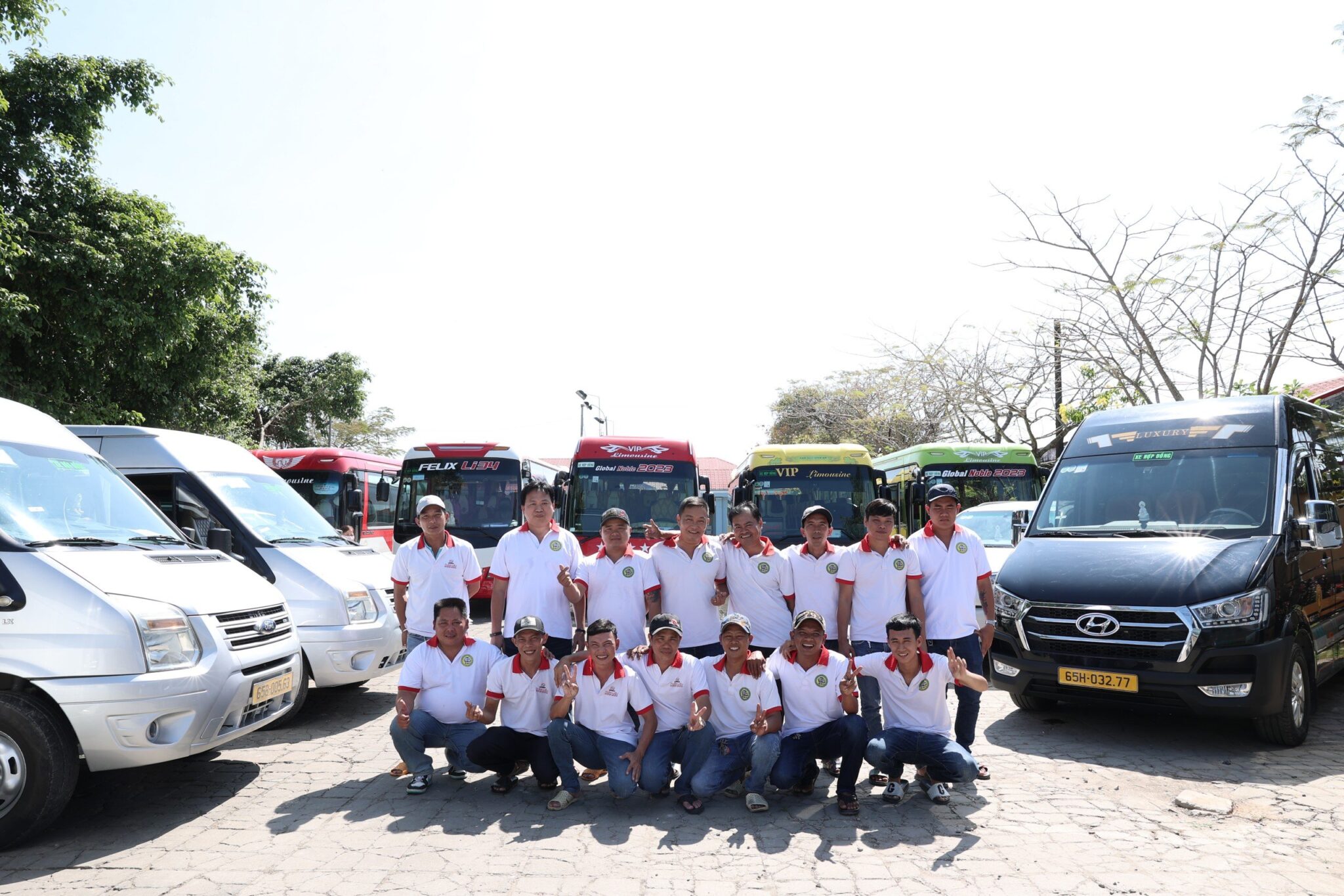 đội ngũ nhân viên và dàng xe của tuấn liễu