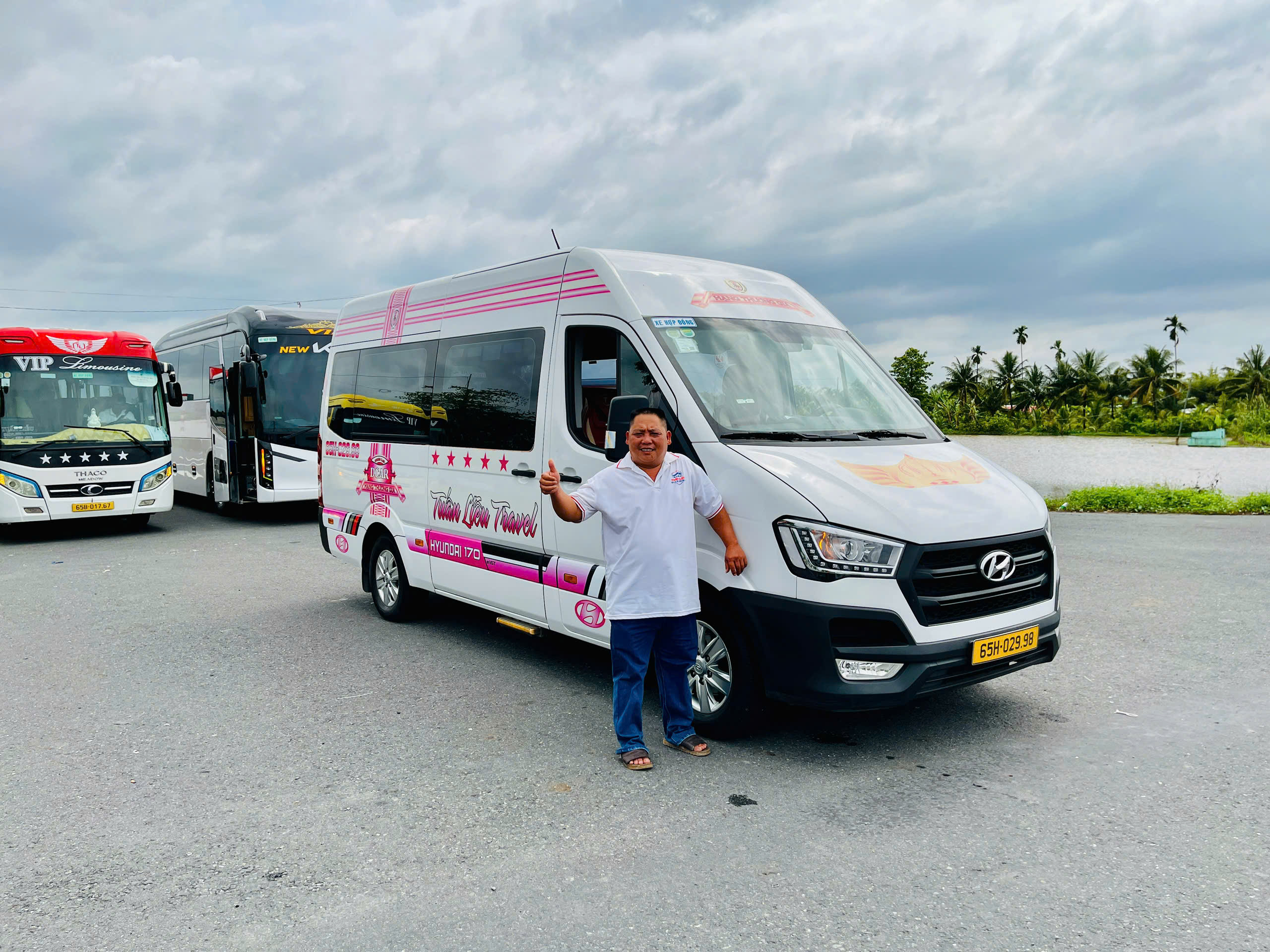 tài xế xe 16 chỗ dễ thương
